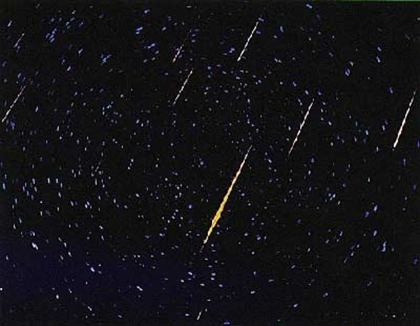 <p>un météore (phénomène lumineux qui résulte de la chute dans l'atmosphère terrestre d'un corps solide venant de l'espace)</p>