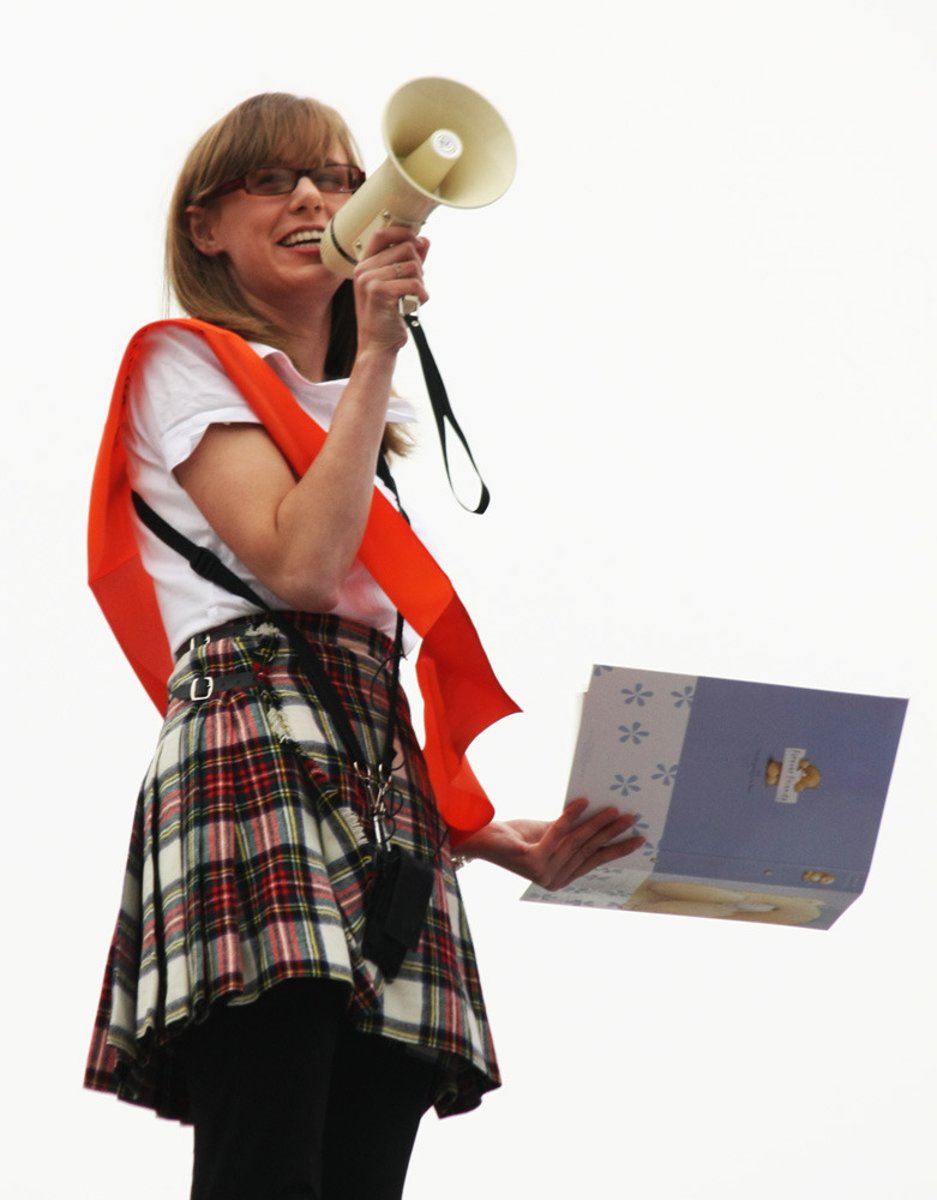 <p>/dɪˈsemɪneɪt/ (verb).</p><p>truyền bá</p><p>Ex: Public libraries disseminate knowledge by providing free access to digital resources.</p>