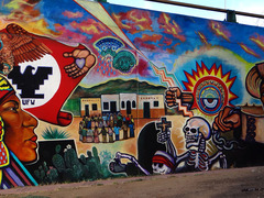 <p>tranh tường (Example: The mural covers the entire wall. - Bức tranh tường phủ kín cả bức tường.)</p>
