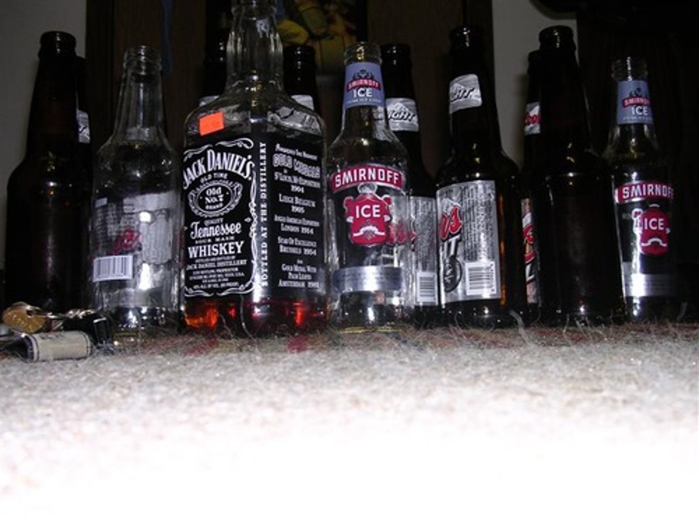 <p>(n) rượu cồn</p><p>Ex: Most wines contain around twelve percent _____</p>
