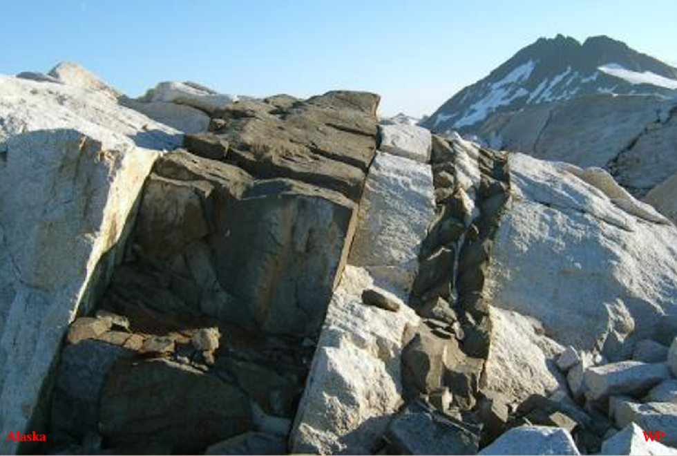 <p>Un dyke est une intrusion magmatique en forme de lame ou de filon vertical qui recoupe les couches rocheuses. Un sill est une intrusion comparable, mais horizontale ou subhorizontale, qui s’insère parallèlement aux couches. Ces structures se forment lorsque le magma s’infiltre dans des fissures de la croûte puis se solidifie.</p><p>Certains dykes et sills constituent les voies de circulation du magma avant son émission en surface. Ils peuvent donc servir de conduits volcaniques. À grande échelle, des structures de ce type interviennent aussi dans les dorsales médio-océaniques, où la lave remonte pour former du nouveau plancher océanique.</p>