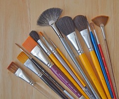 <p>cọ vẽ sơn - dụng cụ chuyên dùng để vẽ màu (Example: Clean your paintbrush after painting. - Hãy rửa cọ sau khi vẽ.)</p>