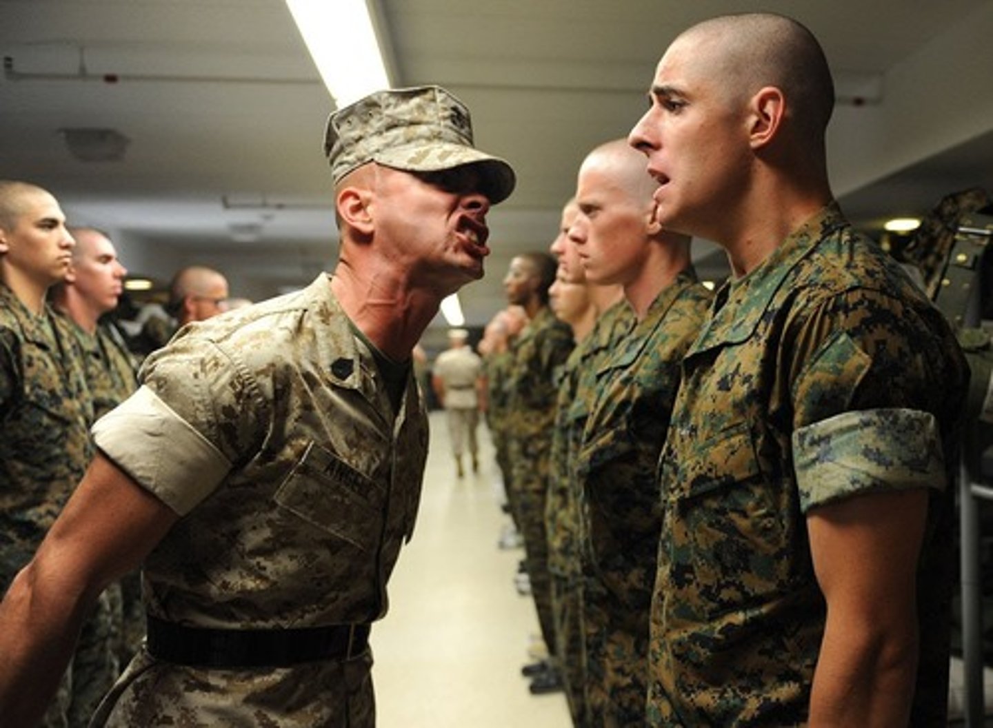 <p>(formal English) tuân thủ quy định Ví dụ: Companies must comply with safety regulations.</p>