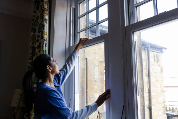 <p>(to move a window so that it is not open) </p><p>If you are cold, you should s__________ / c__________ t__________ w__________ because the cold wind is coming in.</p>
