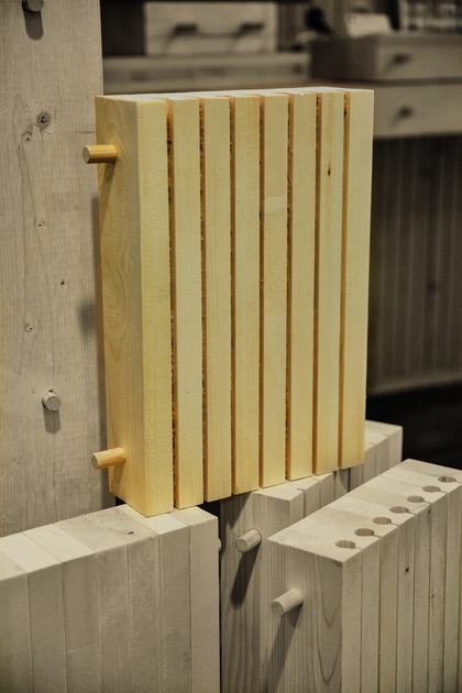 <p><strong>DLT (Dowel Laminated Timber)</strong></p><ul><li><p><em>Recunoaștere:</em> Lamele pe cant prinse exclusiv prin <strong>tije (dibluri) de lemn</strong>. Nu are lipici, nu are metal! 100% lemn.</p></li><li><p><em>Utilizare:</em> Planșee și pereți ecologici </p></li></ul><p></p>