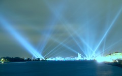 <p>(collocation / n) Chùm sáng, tia sáng (từ đèn pin, đèn pha). Ví dụ: A torch gives out a beam of light.</p>