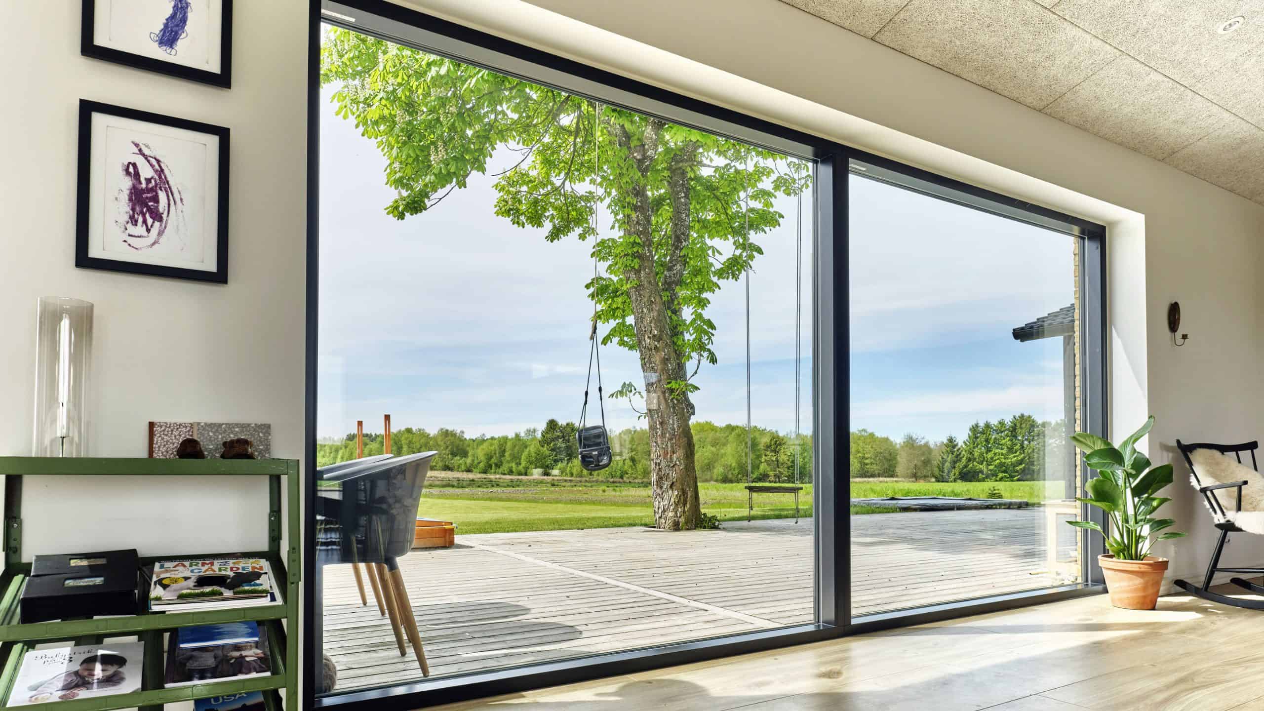 <p>A window that is designed without hinges so it cannot be opened.</p>