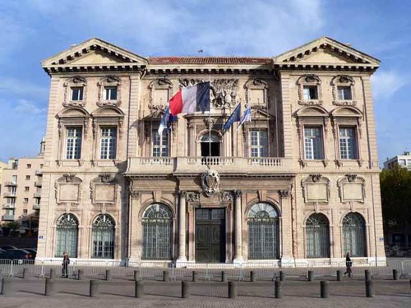 <p>the main building where a town or city's local government works.</p>