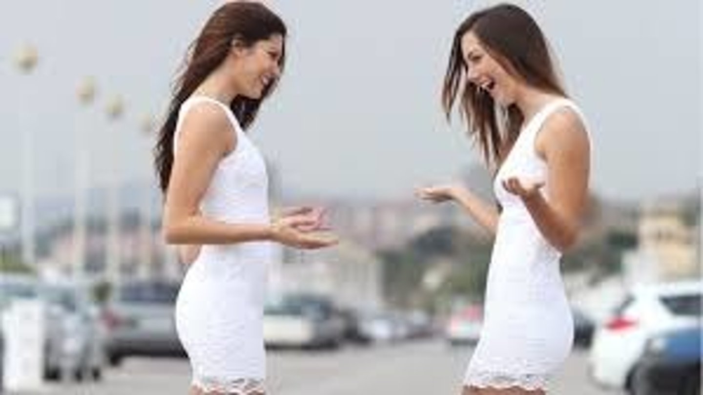 <p>trùng khớp (xảy ra cùng một lúc hoặc có cùng ý kiến quan điểm với nhau)</p>