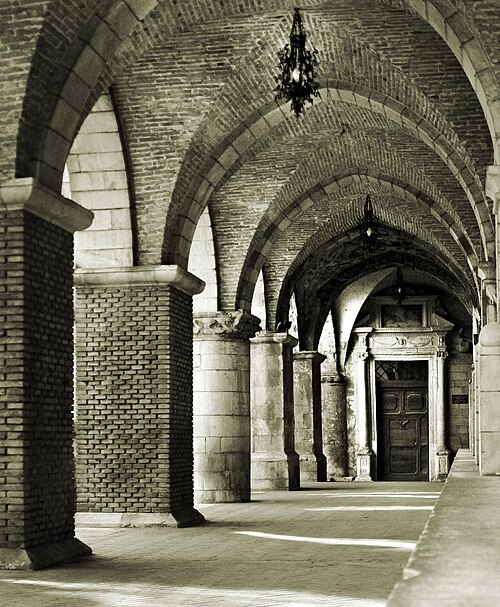 <p>the intersection at right angles of two barrel vaults</p>