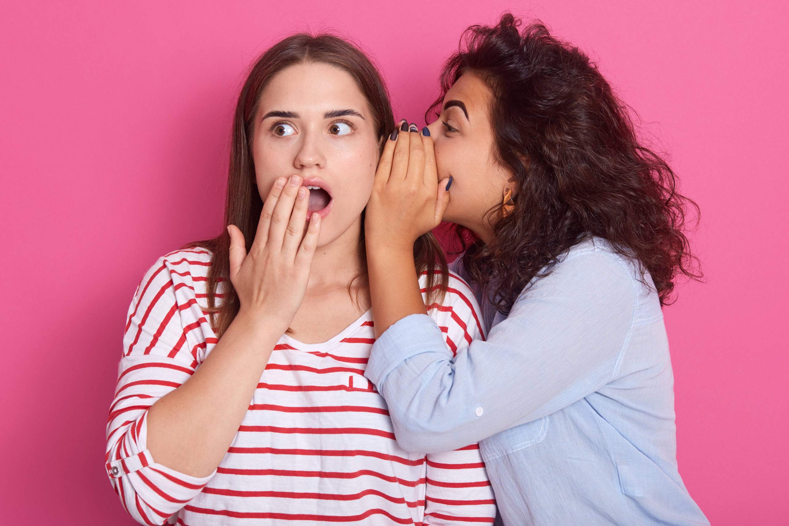 <p>habla de otras personas, cuenta rumores, no puede guardar un secreto</p>