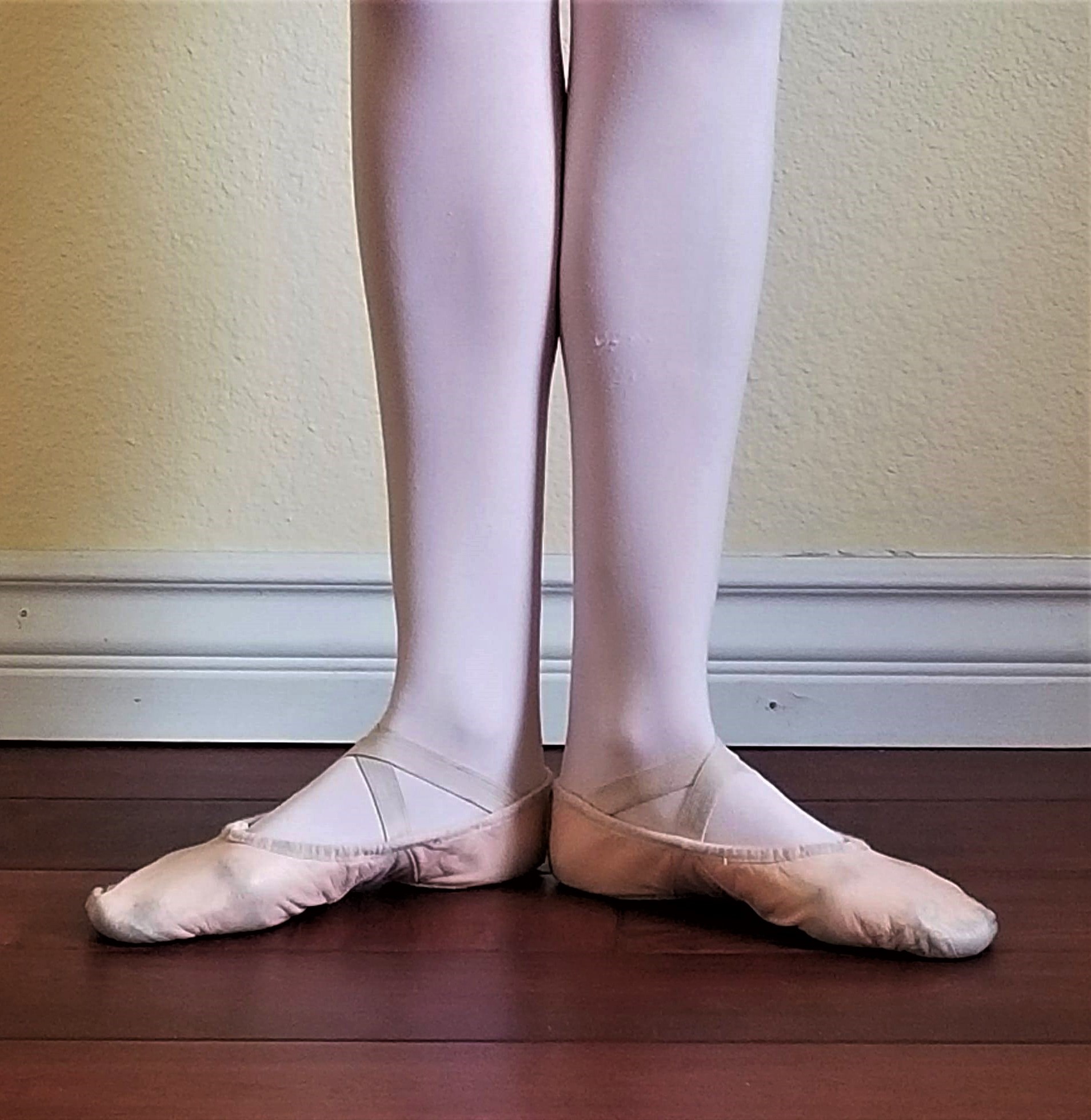 <p>feet turned out</p>