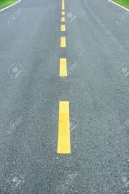 <p>Marcas viales de color amarillo discontinuas</p>
