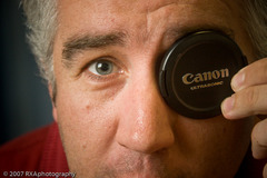<p>depth cues, such as interposition and linear perspective, available to either eye alone. Only need one eye to perceive it.</p>