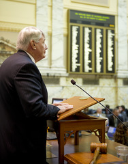 <p>(v) thông báo</p>