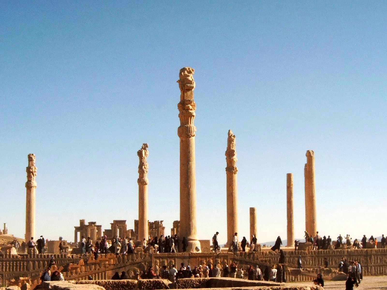 <p>A grand, columned hall (hypostyle hall), famously built by Persian kings (such as Darius I) at Persepolis.</p>
