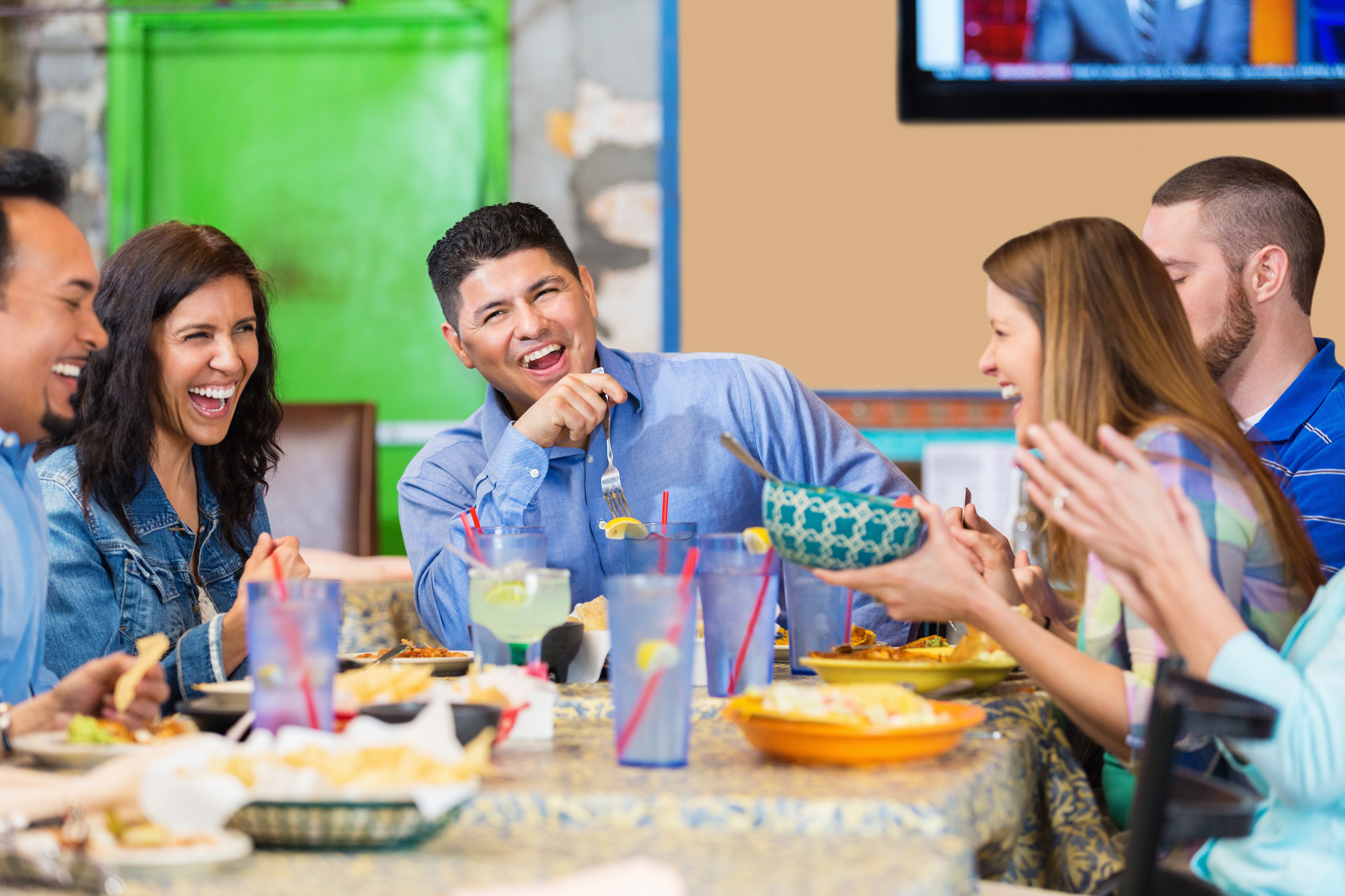 <p>tengo hambre, ___ voy a comer con mis amigos.</p>