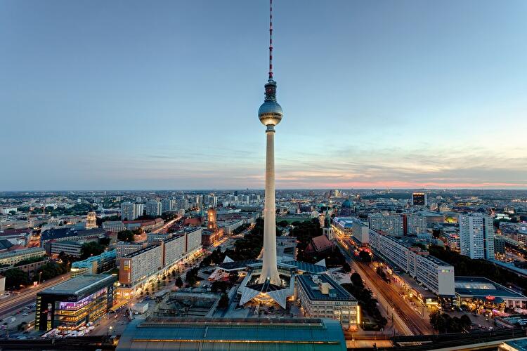 <p><span>Das höchste Bauwerk Deutschlands (368m) mit Télécafé auf 207m ( 2 Umdrehungen pro Stunde).</span></p>