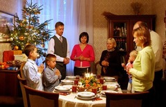 <p>/ˈselɪbreɪt təˈɡeðə/</p><p>(collocation) ăn mừng cùng nhau</p><p>We always celebrate together on birthdays.</p>