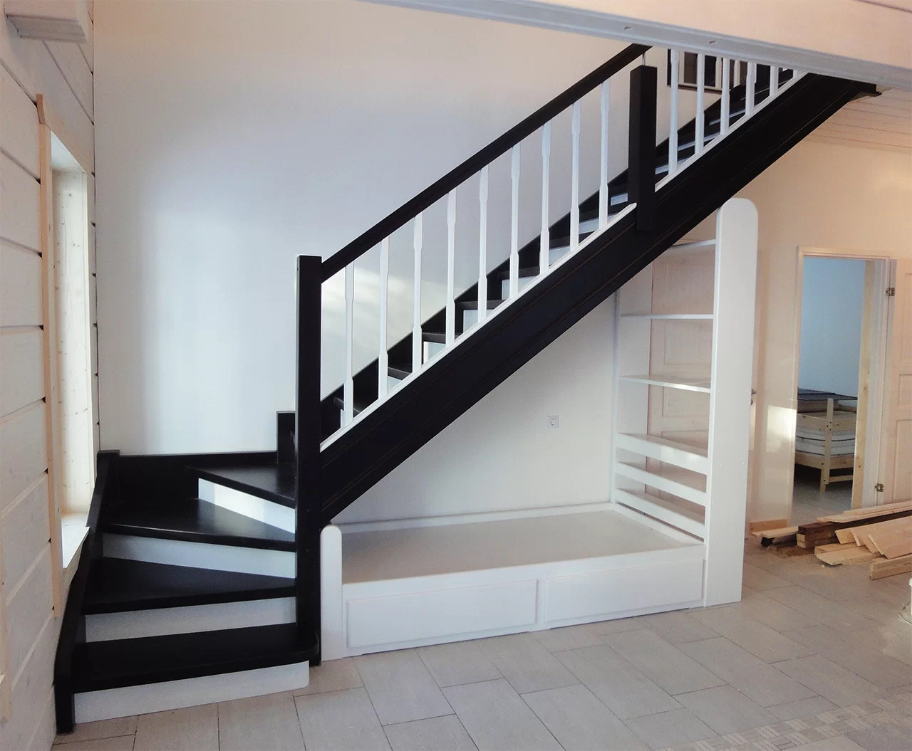 <p><span>has side boards that fully enclose the treads and risers</span></p>