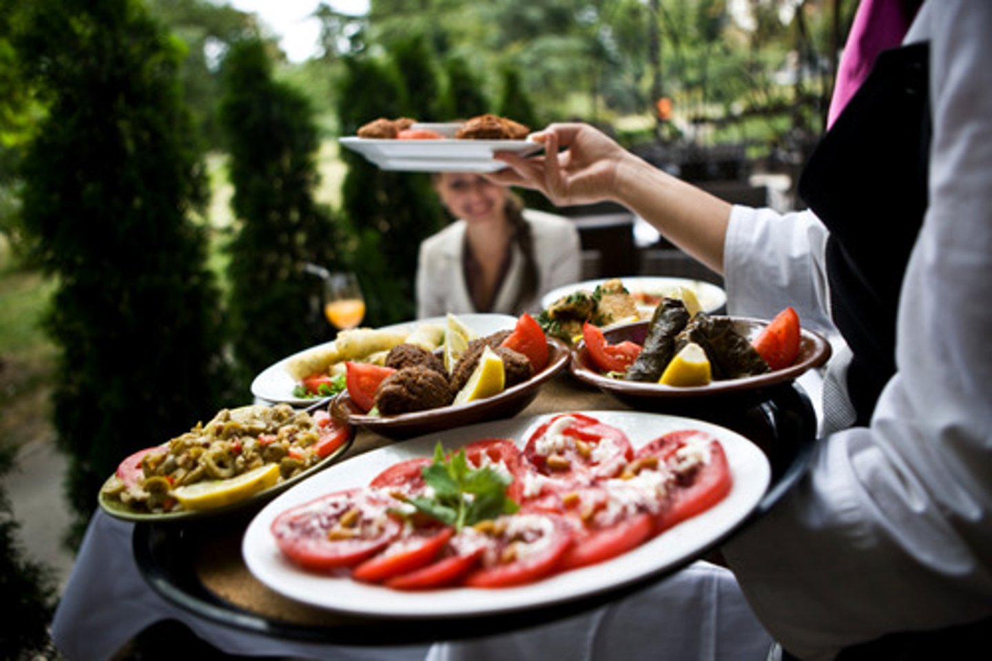 <p>to serve food (shàng cài)</p>