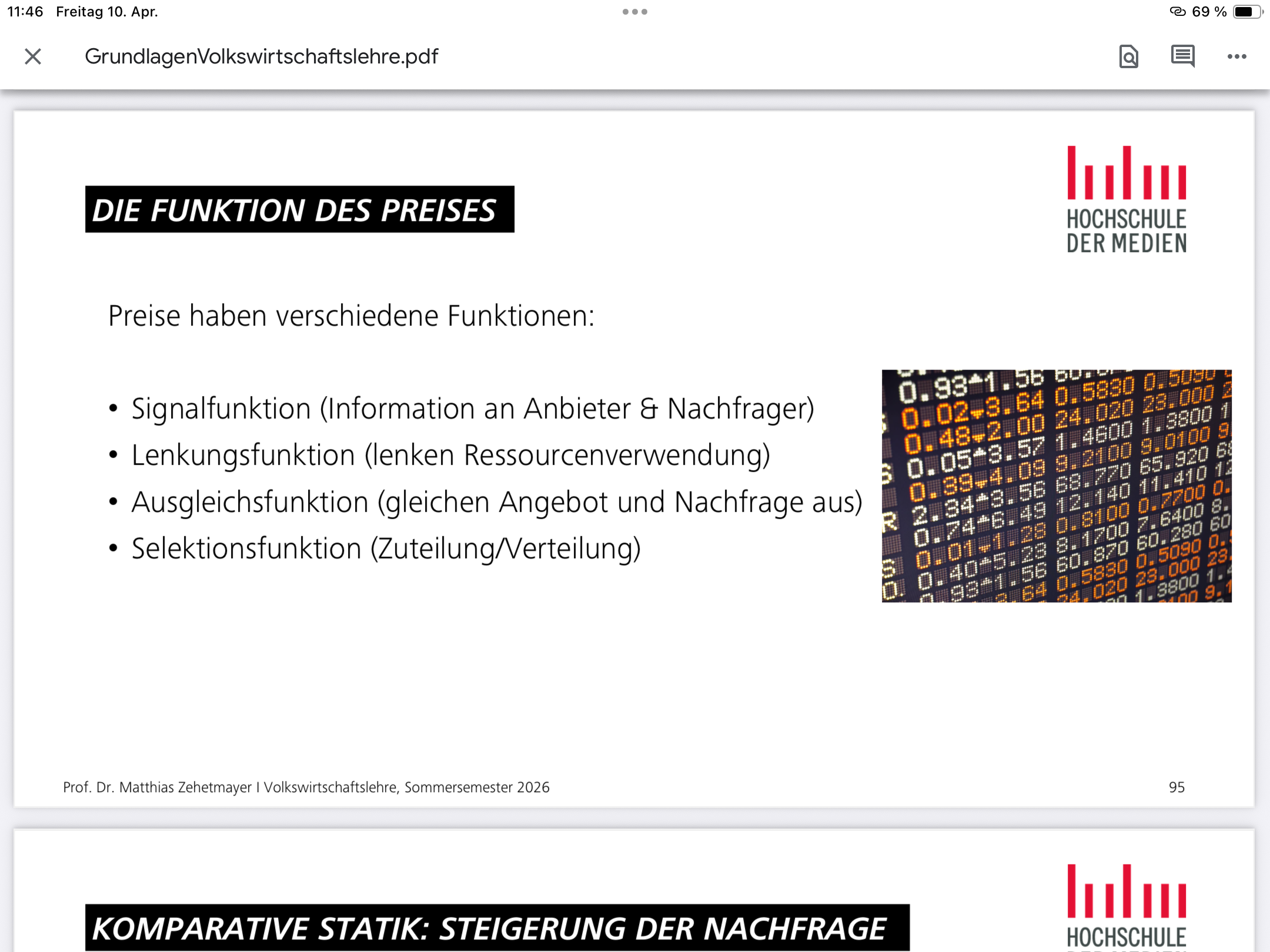 <p><span>Klar, das sind die klassischen Funktionen von Preisen – ich erklär sie dir einfach und mit Beispielen, damit du sie wirklich verstehst:</span></p><p></p><p></p><p></p><p></p><p><span data-name="bell" data-type="emoji">🔔</span><strong><span> 1. Signalfunktion (Informationsfunktion)</span></strong></p><p></p><p></p><p><span data-name="point_right" data-type="emoji">👉</span><span> Preise geben Informationen an alle Marktteilnehmer</span></p><p></p><ul><li><p><span>Für Nachfrager:</span><span><br></span><span>Hoher Preis → Gut ist knapp oder begehrt</span><span><br></span><span>Niedriger Preis → Gut ist reichlich vorhanden</span></p></li><li><p><span>Für Anbieter:</span><span><br></span><span>Hoher Preis → „Hier kann ich gut Geld verdienen!“</span><span><br></span><span>Niedriger Preis → „Lohnt sich weniger zu produzieren“</span></p></li></ul><p></p><p></p><p><span data-name="bulb" data-type="emoji">💡</span><span> Beispiel:</span></p><p><span>Steigt der Benzinpreis → Autofahrer merken: „wird teuer“ → fahren weniger</span></p><p></p><p></p><p></p><p></p><p><span data-name="compass" data-type="emoji">🧭</span><strong><span> 2. Lenkungsfunktion (Steuerungsfunktion)</span></strong></p><p></p><p></p><p><span data-name="point_right" data-type="emoji">👉</span><span> Preise lenken das Verhalten von Anbietern und Nachfragern</span></p><p></p><ul><li><p><span>Unternehmen produzieren mehr von teuren Gütern</span></p></li><li><p><span>Konsumenten kaufen weniger von teuren Gütern</span></p></li></ul><p></p><p></p><p><span data-name="bulb" data-type="emoji">💡</span><span> Beispiel:</span></p><p><span>Hohe Mieten → Investoren bauen mehr Wohnungen</span></p><p><span>Hohe Preise für Fleisch → Menschen kaufen weniger Fleisch</span></p><p></p><p></p><p></p><p></p><p><span data-name="scales" data-type="emoji">⚖</span><strong><span> 3. Ausgleichsfunktion</span></strong></p><p></p><p></p><p><span data-name="point_right" data-type="emoji">👉</span><span> Preise sorgen dafür, dass sich Angebot und Nachfrage angleichen</span></p><p></p><ul><li><p><span>Wenn Nachfrage > Angebot → Preis steigt</span></p></li><li><p><span>Wenn Angebot > Nachfrage → Preis sinkt</span></p></li></ul><p></p><p></p><p><span data-name="arrow_right" data-type="emoji">➡</span><span> Am Ende entsteht das Marktgleichgewicht</span></p><p></p><p><span data-name="bulb" data-type="emoji">💡</span><span> Beispiel:</span></p><p><span>Viele wollen Konzerttickets → Preis steigt → weniger Leute kaufen → passt sich an</span></p><p></p><p></p><p></p><p></p><p><span data-name="bullseye" data-type="emoji">🎯</span><strong><span> 4. Selektionsfunktion (Zuteilungsfunktion)</span></strong></p><p></p><p></p><p><span data-name="point_right" data-type="emoji">👉</span><span> Preise entscheiden, wer sich ein Gut leisten kann</span></p><p></p><ul><li><p><span>Wer bereit und fähig ist, den Preis zu zahlen → bekommt das Gut</span></p></li><li><p><span>Wer nicht → geht leer aus</span></p></li></ul><p></p><p></p><p><span data-name="bulb" data-type="emoji">💡</span><span> Beispiel:</span></p><p><span>Teure Wohnungen → nur Menschen mit genug Einkommen bekommen sie</span></p><p></p><p></p><p></p><p></p><p><span data-name="brain" data-type="emoji">🧠</span><strong><span> Super-Merksatz:</span></strong></p><p></p><p></p><p><span>Preise informieren, lenken, gleichen aus und entscheiden, wer bekommt was.</span></p><p></p><p></p><p></p><p><span>Wenn du willst, kann ich dir das Ganze auch als ultrakompakte Lernkarte (4 Zeilen für die Klausur) zusammenfassen </span><span data-name="+1" data-type="emoji">👍</span></p>
