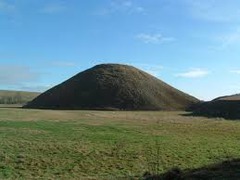 <p>Elevación natural de terreno, menor que una montaña.</p>
