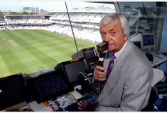 <p>bình luận viên</p><p>someone whose job is to describe an event on television or radio as it happens</p>