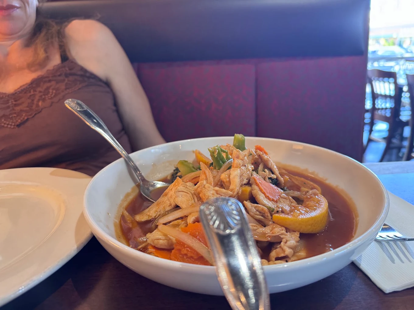 <p>Entree, similar flavor to orange chicken, <strong>broccoli +carrots</strong>, garlic onion</p>