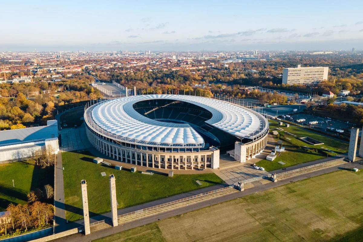 <p><span>Es wurde anlässlich der Olympischen Sommerspiele 1936 errichtet. </span>Zuerst plante man das <span>bestehende Deutsche Stadion umzubauen, doch Hitler forderte für seine Propaganda den Bau eines neuen Stadions an. </span>Es hatte damals ein Verfassungsvermögen von 100.000 Zuschauern</p>