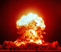 <p>= explode</p><p>(vp) làm nổ tung, bơm căng lên</p><p>/bloʊ/</p>