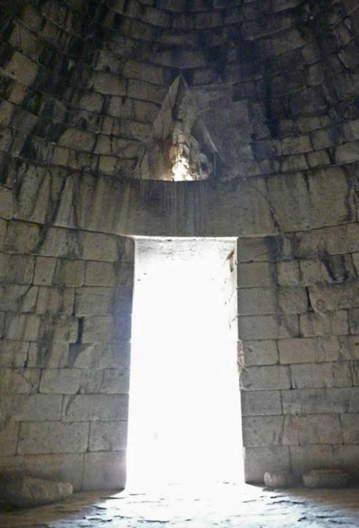 <p>une petite ouverture qui donne de la lumiere dans un batiment (mur, couvrement, ouverture), pas necessairement ferme </p>