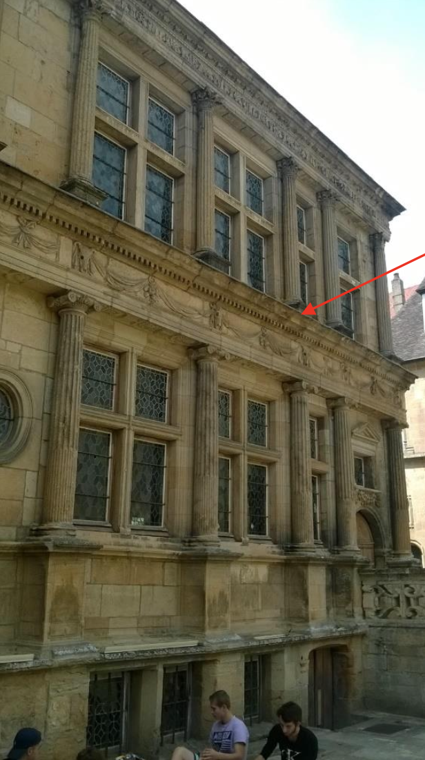 <p>la partie horizontale qui peut etre definie par une baie ou une range des baies (niches, fenetres etc) —> niveaux peuvent etre clairement limites par <strong><em>moulures</em></strong> (corniches), parfois on voit les facades qui ne sont pas limites</p><p>plus facilement = auteur à laquelle un élément d’un bâtiment apparaît dans le dessin de façade (élévation), correspondant aux différents étages ou niveaux (rez-de-chaussée, étage, etc.).</p>