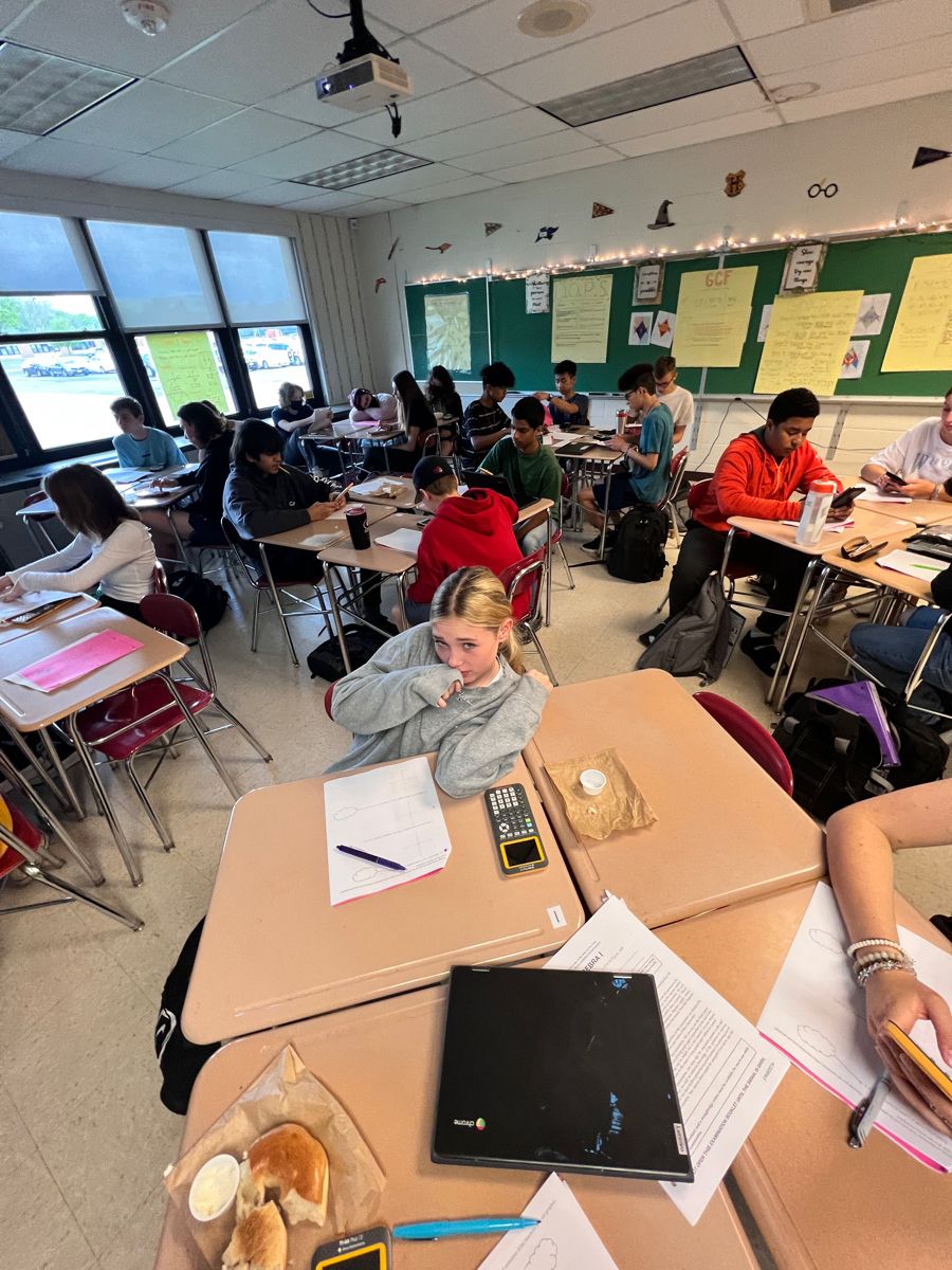 <p><span>(in the US and some other countries) a school for young people between the ages of 14 and 18</span></p>