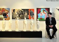 <p>nhà sưu tầm tranh (Example: The art collector bought the painting. - Nhà sưu tầm đã mua bức tranh.)</p>