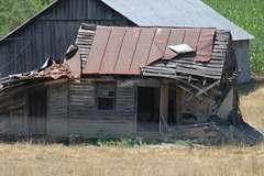 <p>(adj) đổ nát, trong tình trạng tồi tàn → The dilapidated house was in urgent need of repair.</p>