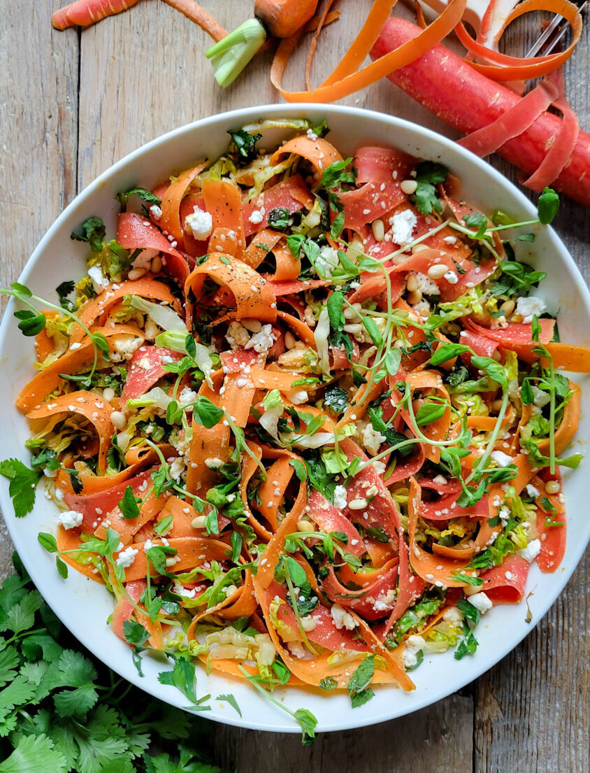 <p>Baby Lettuce, Shaved carrots, Onion, Grape Tomatoes, Cucumber, Bell Peppers, Parmesan, Lodge Vinaigrette</p>