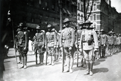 <p>Un grupo de soldados en un ejército</p>