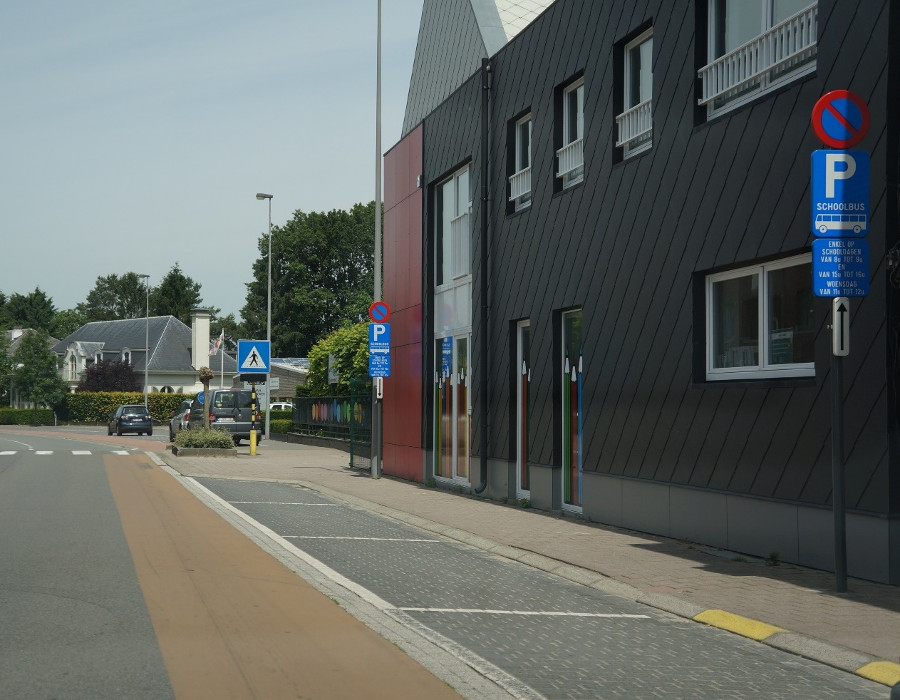 <p>Mag je voorbij dit bord stoppen om een passagier te laten uitstappen?</p>