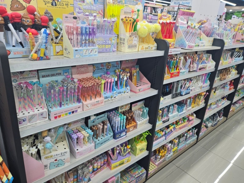 <p>stationery store [<span>ˈsteɪʃənri stɔː(r)]</span></p>