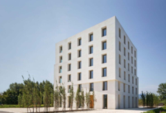 <p>massiefbouw, geen isolatie enkel baksteen (36cm). ook geen verwamingsinstallatie, ventilatiesysteem of koelsysteem. de bakstenen zorgen ervoor dat het gebouw weinig energie nodig heeft. het gebouw word opgewarmd door de mensen, computers en printers in het gebouw.</p>