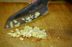 <p>garlic or chilli chopped finely into small pieces Example: Sauté the _____ _____ / _____ _____ in hot oil first. tỏi băm / ớt băm u Tỏi băm / Ớt băm cắt nhỏ làm gia vị nêm. UK: /mɪnst ˈɡɑː.lɪk / ˈtʃɪl.i/ | US: /mɪnst ˈɡɑːr.lɪk / ˈtʃɪl.i/</p>