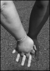 <p>to hold hands</p>