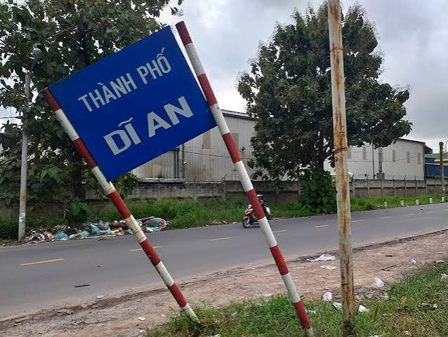 <p>nằm nghiêng, bị nghiêng, không thẳng đứng</p>
