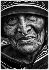 <p>đơn sắc - chỉ dùng một màu hoặc các sắc độ của nó (Example: The artwork is monochrome. - Tác phẩm là tranh đơn sắc.)</p>