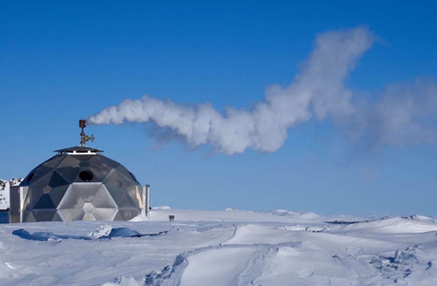 <p>Energy from steam or hot water produced from hot or molten underground rocks.</p>
