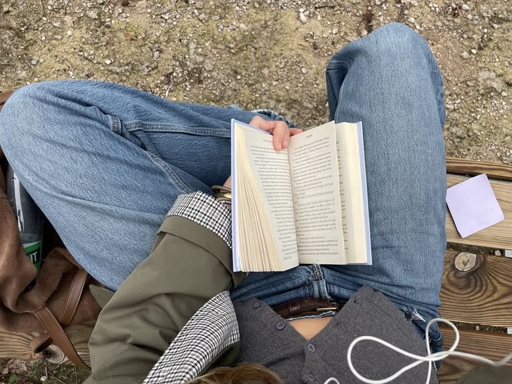 <p>I like to <strong>read</strong> before bed.</p>