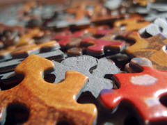 <p>a puzzle; a mystery 수수께끼, 불가사의한 것이나 사람</p>