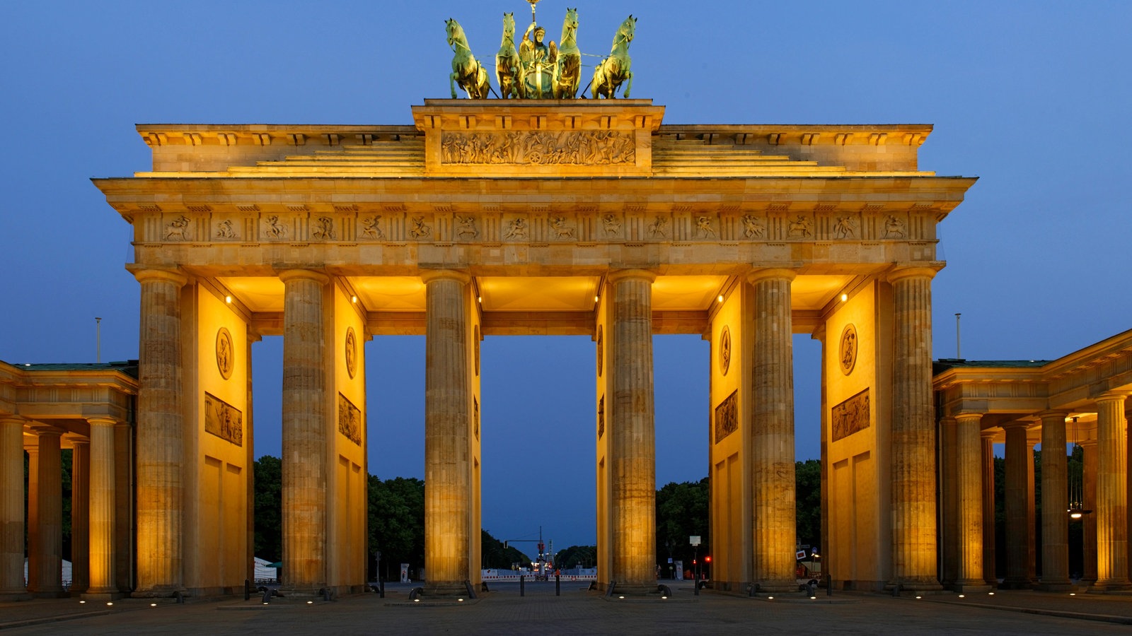 <p><span>Es steht im Zentrum Berlins und ist das wichtigste Wahrzeichen der Stadt. Es bildet den Abschluss der Straße "Unter den Linden". Es hat 5 Durchfahrten.</span></p>