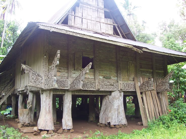 <p>A traditional house made of lumber, raised on piles, featuring bamboo walls and a steep carabao horn-shaped roof, typically supported by 9-12 posts.</p>